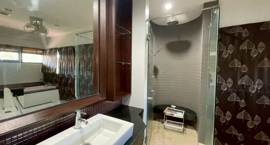 For rent 4 bedrooms villa in East Pattaya, Pattaya