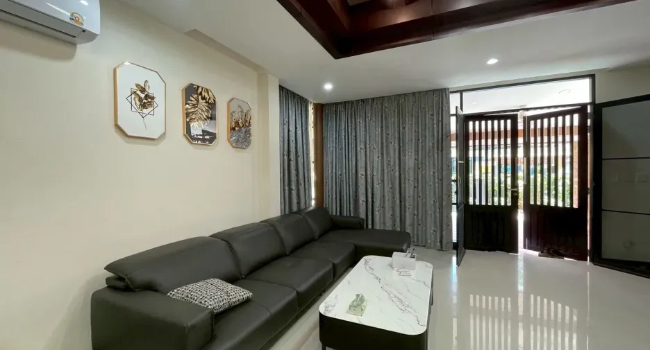 For rent 4 bedrooms villa in East Pattaya, Pattaya