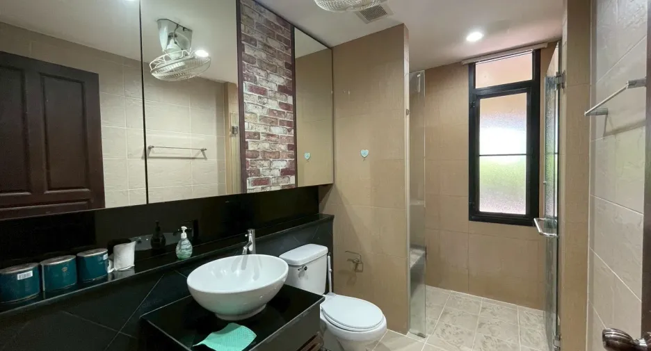 For rent 4 bedrooms villa in East Pattaya, Pattaya