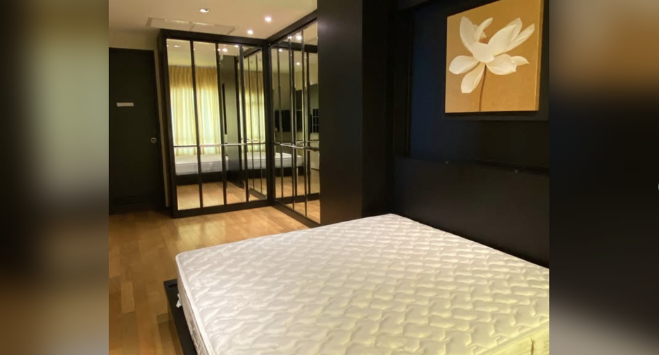 For rent 3 bedrooms condo in Khlong Toei, Bangkok