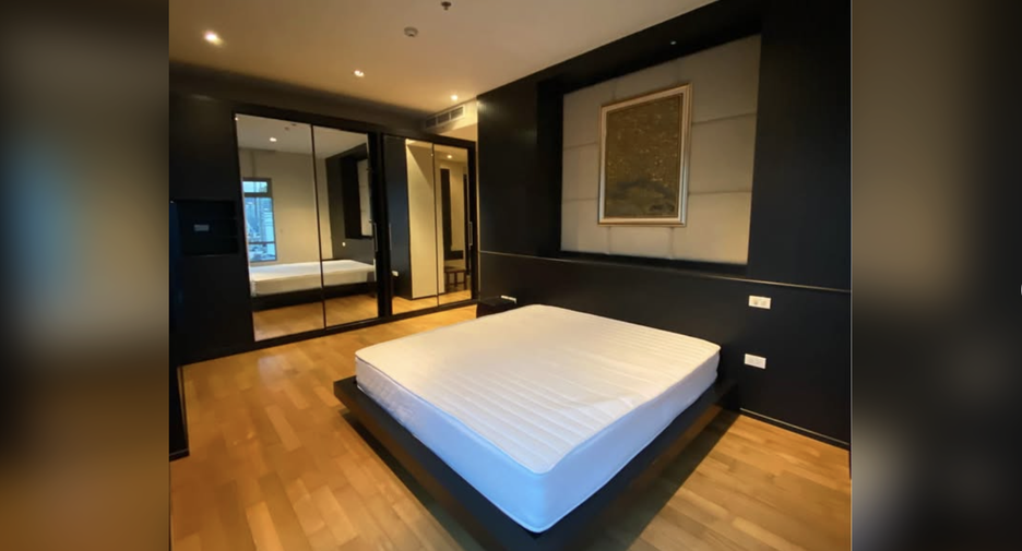 For rent 3 bedrooms condo in Khlong Toei, Bangkok