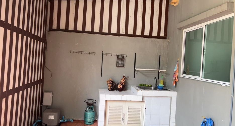 For rent 3 bedrooms townhouse in Suan Luang, Bangkok