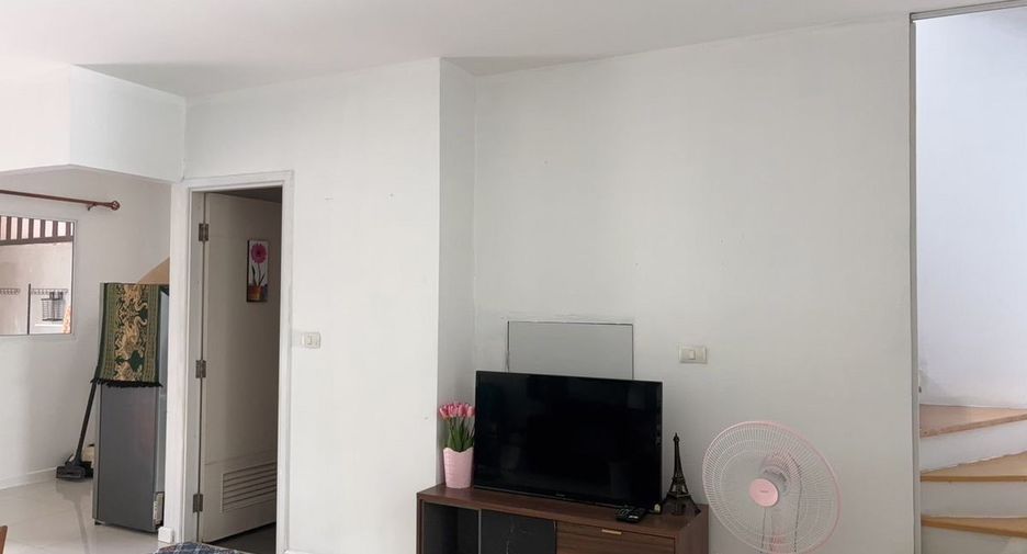 For rent 3 bedrooms townhouse in Suan Luang, Bangkok