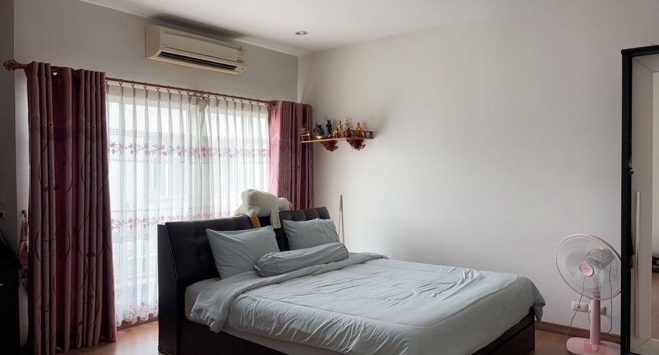 For rent 3 bedrooms townhouse in Suan Luang, Bangkok