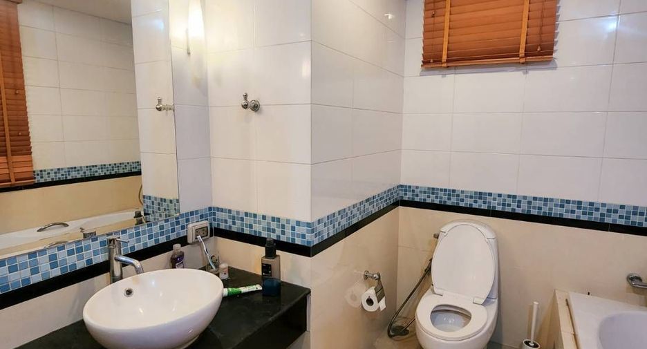 For sale 3 bedrooms condo in Khlong Toei, Bangkok