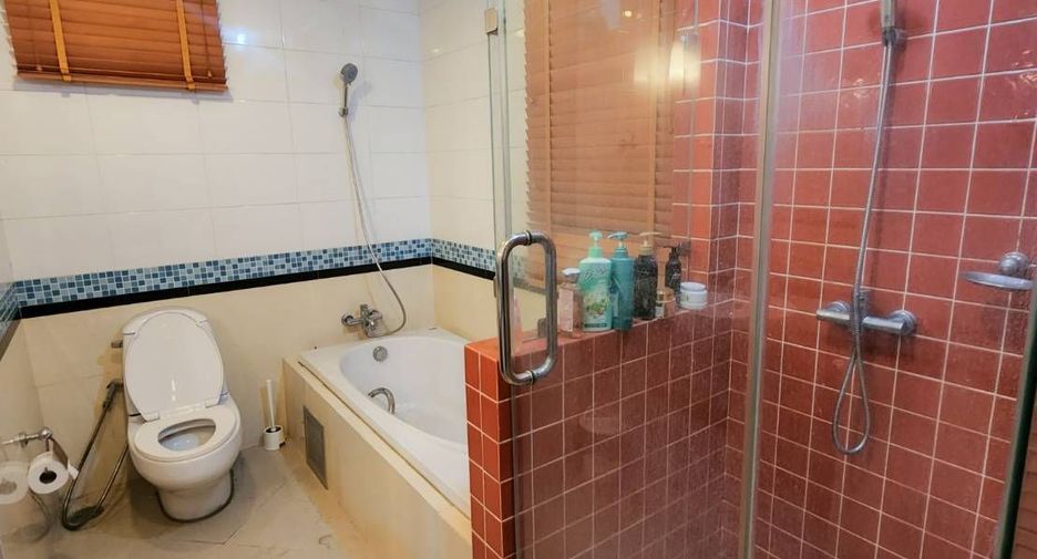 For sale 3 bedrooms condo in Khlong Toei, Bangkok