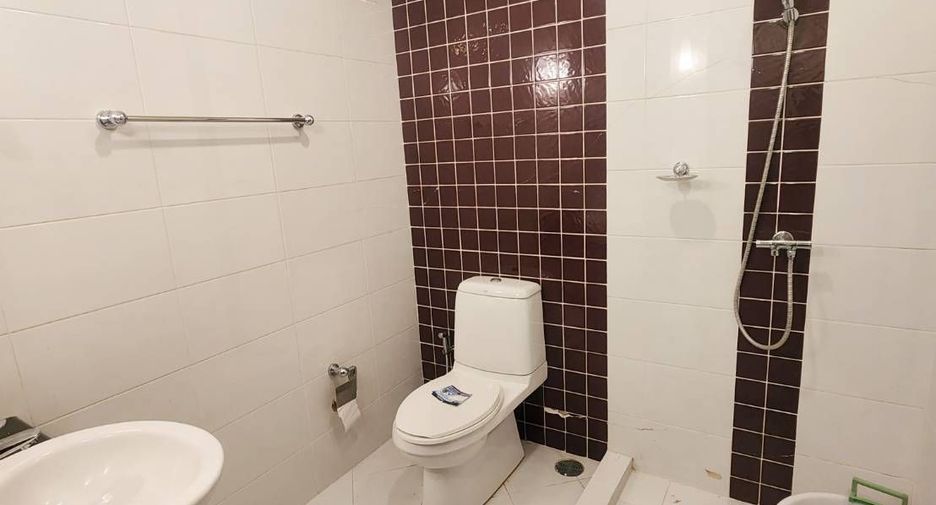 For sale 3 bedrooms condo in Khlong Toei, Bangkok