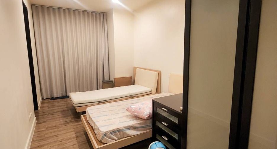 For sale 3 bedrooms condo in Khlong Toei, Bangkok