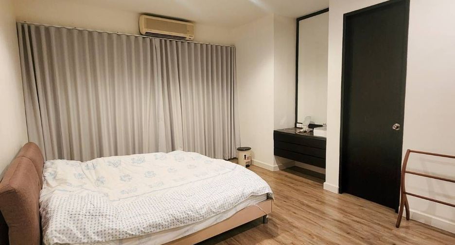 For sale 3 bedrooms condo in Khlong Toei, Bangkok