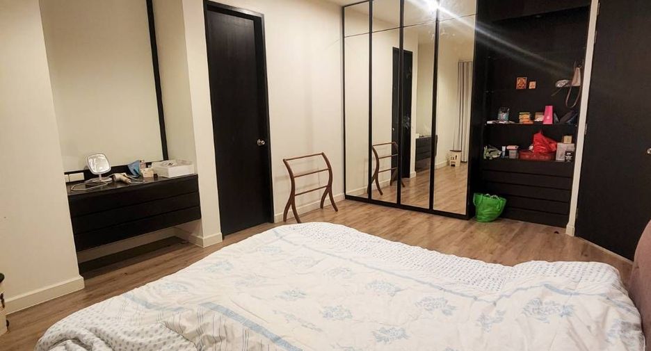 For sale 3 bedrooms condo in Khlong Toei, Bangkok