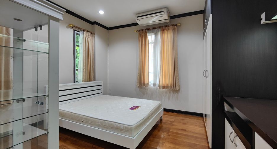 For rent 4 bedrooms house in Watthana, Bangkok