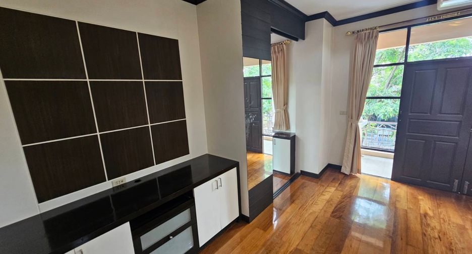 For rent 4 bedrooms house in Watthana, Bangkok
