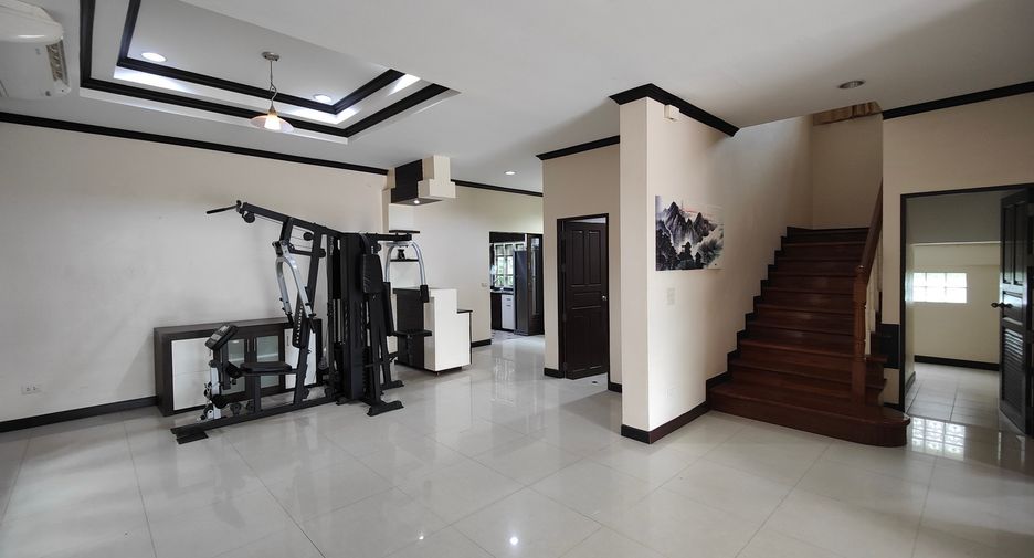For rent 4 bedrooms house in Watthana, Bangkok