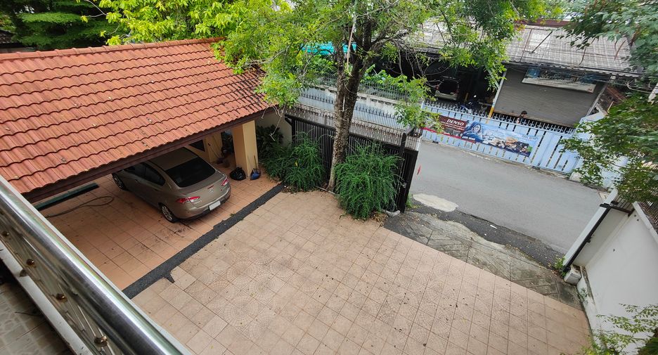 For rent 4 bedrooms house in Watthana, Bangkok