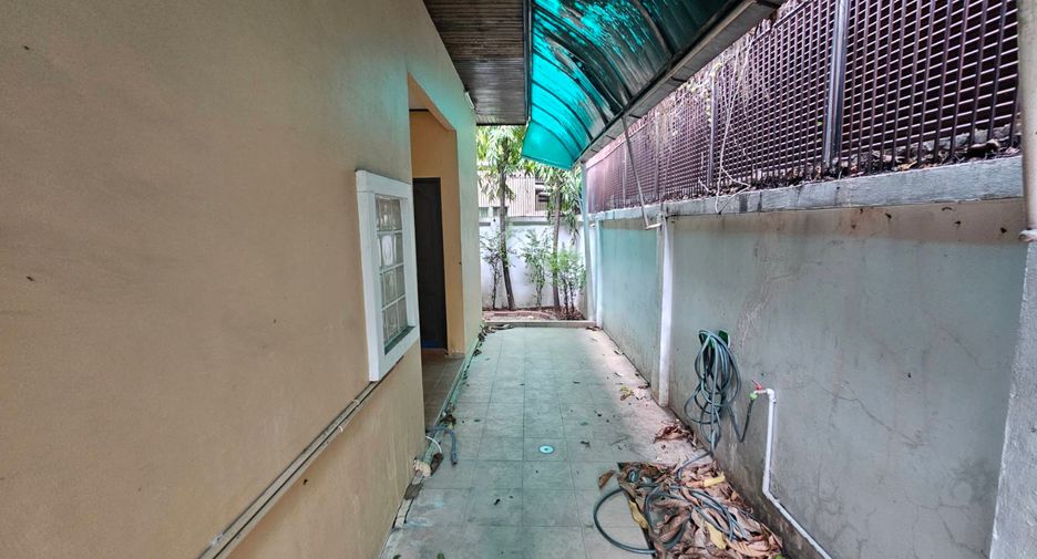For rent 4 bedrooms house in Watthana, Bangkok