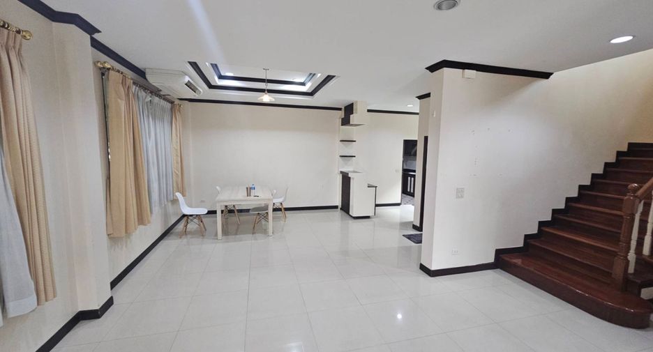 For rent 4 bedrooms house in Watthana, Bangkok