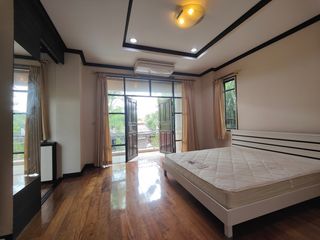 Haus zur Miete mit 4 Zimmer in Watthana, Bangkok