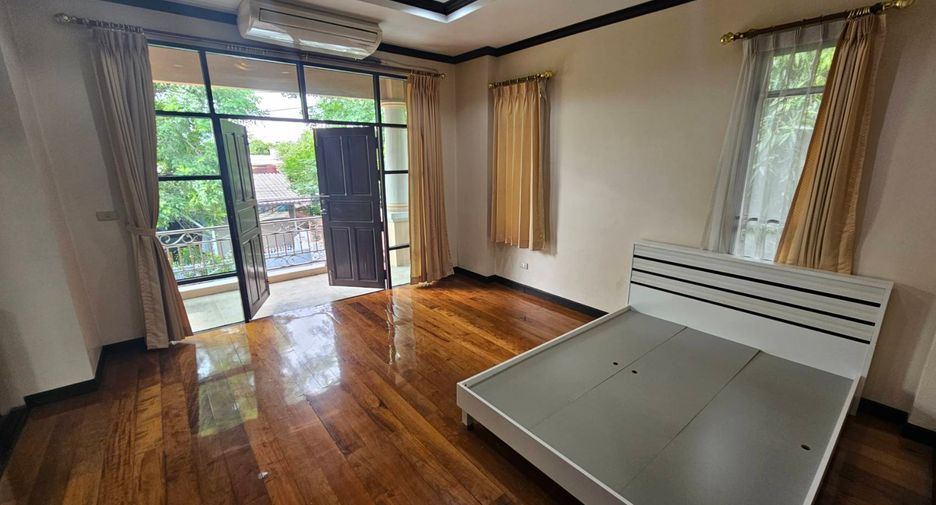 For rent 4 bedrooms house in Watthana, Bangkok