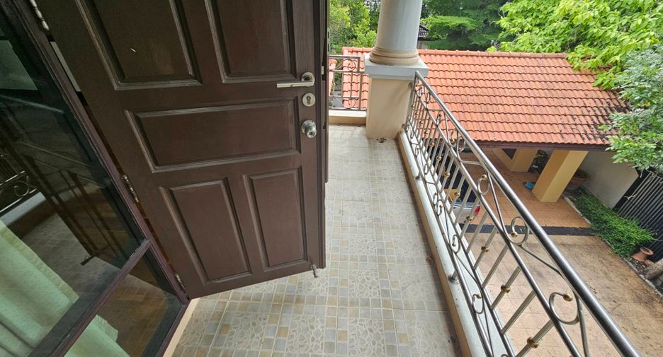 For rent 4 bedrooms house in Watthana, Bangkok