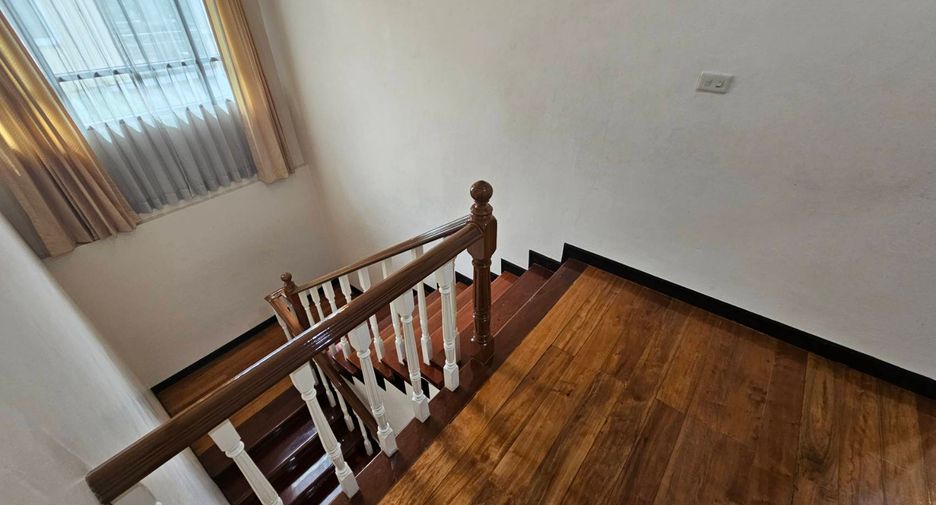 For rent 4 bedrooms house in Watthana, Bangkok