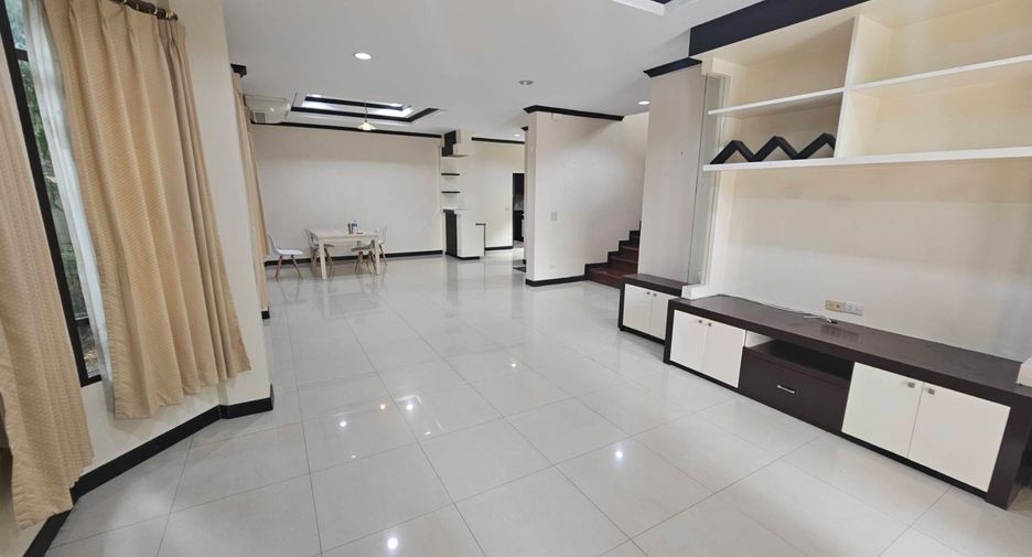 For rent 4 bedrooms house in Watthana, Bangkok