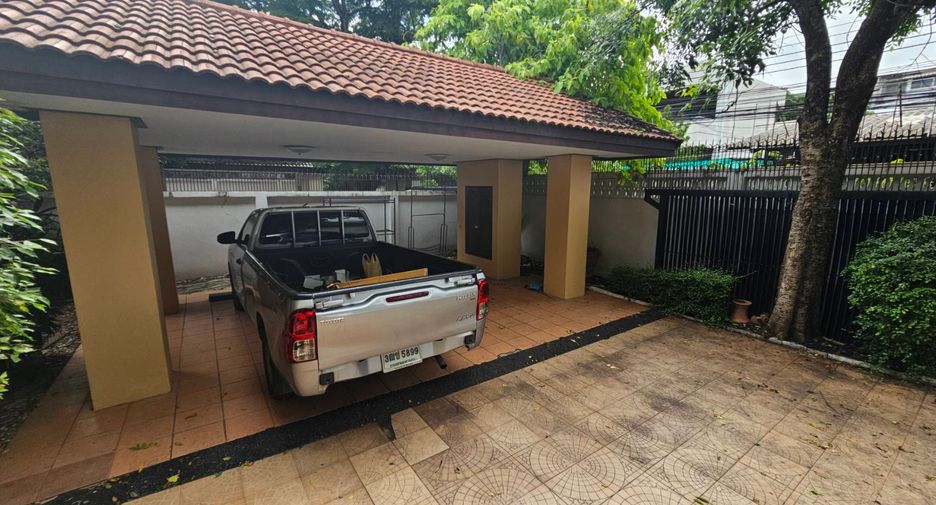 For rent 4 bedrooms house in Watthana, Bangkok