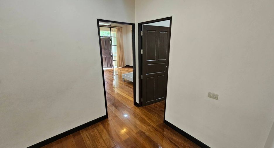 For rent 4 bedrooms house in Watthana, Bangkok