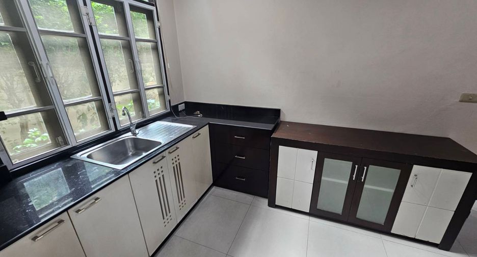 For rent 4 bedrooms house in Watthana, Bangkok