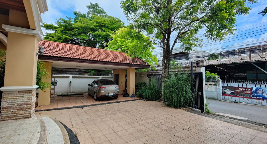 For rent 4 bedrooms house in Watthana, Bangkok
