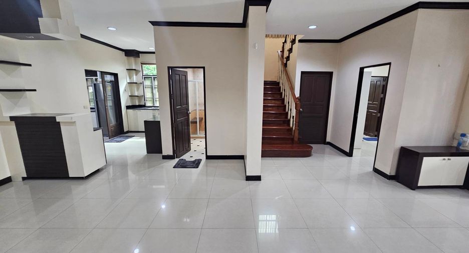 For rent 4 bedrooms house in Watthana, Bangkok