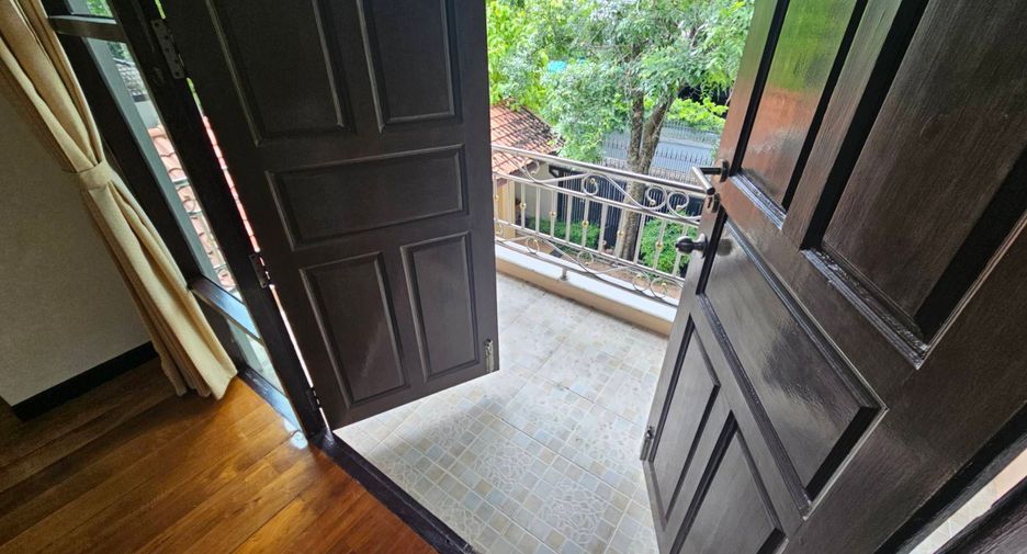 For rent 4 bedrooms house in Watthana, Bangkok