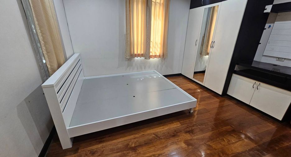 For rent 4 bedrooms house in Watthana, Bangkok