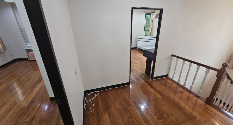 For rent 4 bedrooms house in Watthana, Bangkok