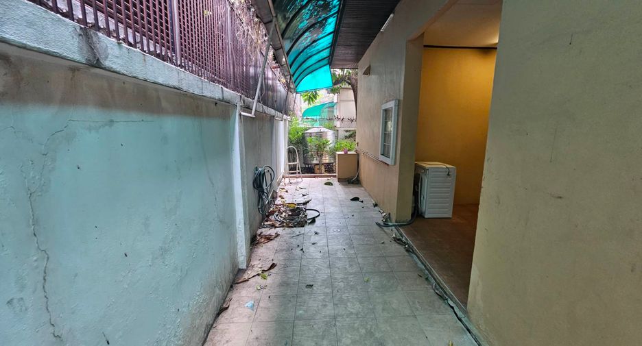 For rent 4 bedrooms house in Watthana, Bangkok