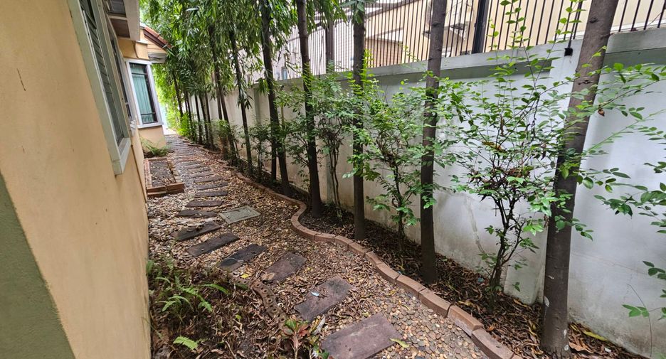 For rent 4 bedrooms house in Watthana, Bangkok
