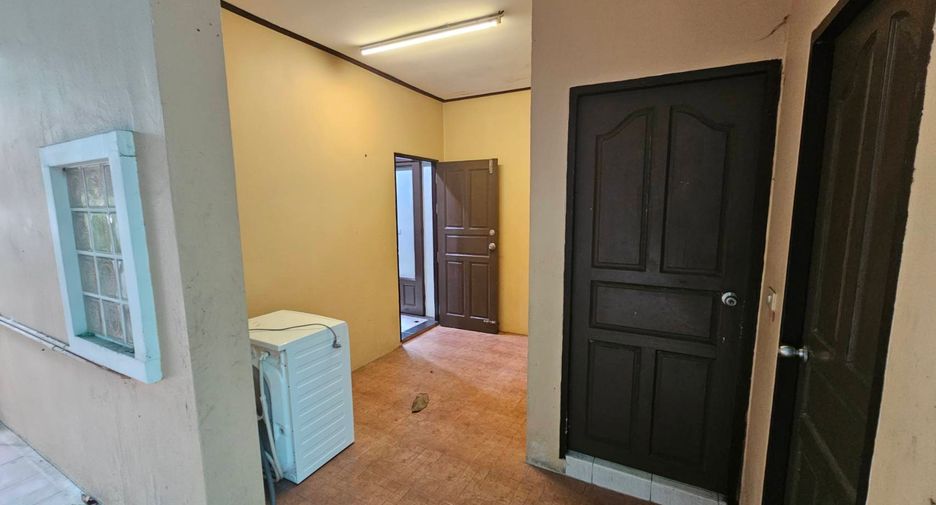 For rent 4 bedrooms house in Watthana, Bangkok