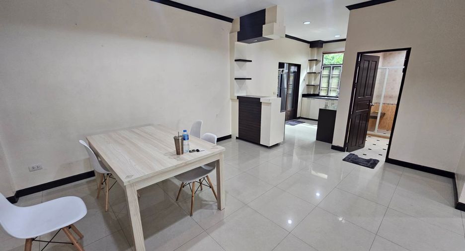 For rent 4 bedrooms house in Watthana, Bangkok