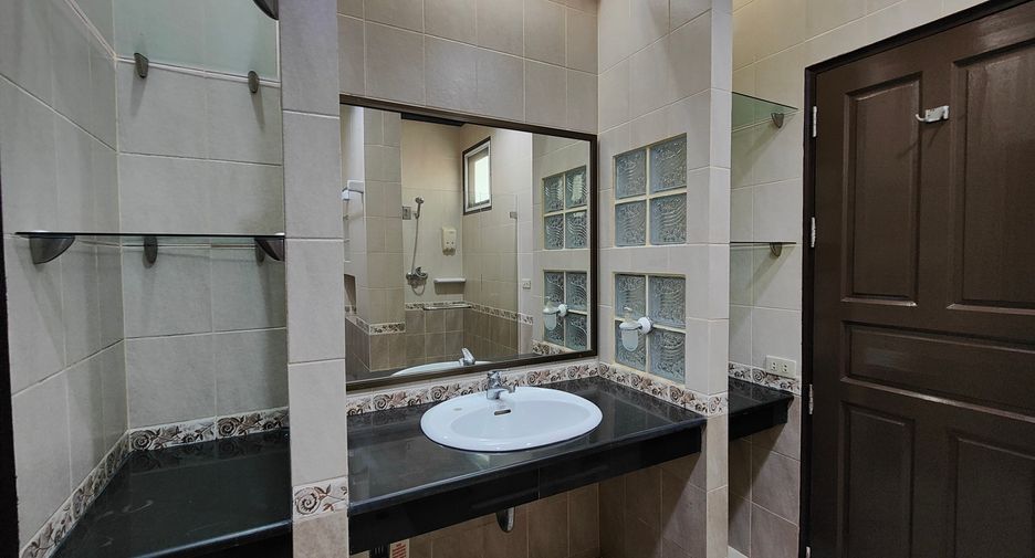 For rent 4 bedrooms house in Watthana, Bangkok