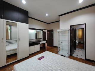 Haus zur Miete mit 4 Zimmer in Watthana, Bangkok