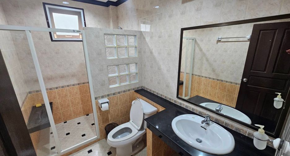 For rent 4 bedrooms house in Watthana, Bangkok