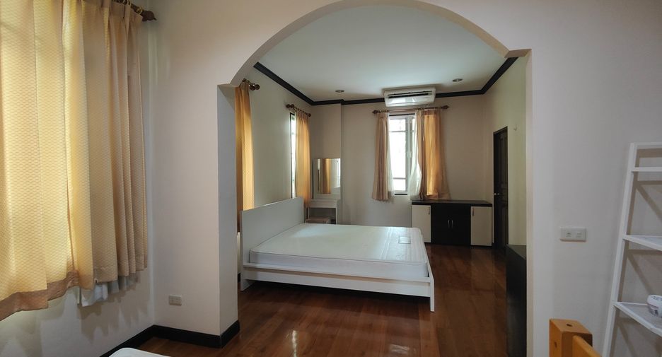 For rent 4 bedrooms house in Watthana, Bangkok