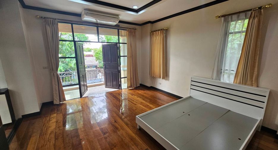 For rent 4 bedrooms house in Watthana, Bangkok