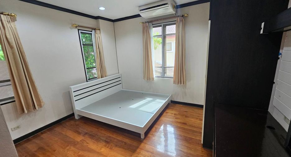 For rent 4 bedrooms house in Watthana, Bangkok