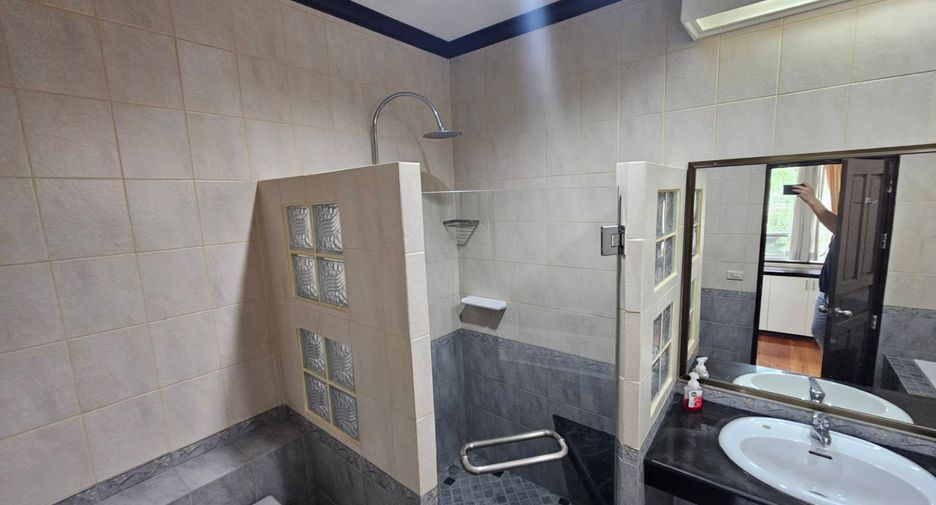 For rent 4 bedrooms house in Watthana, Bangkok