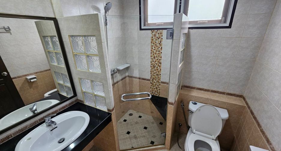 For rent 4 bedrooms house in Watthana, Bangkok
