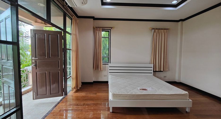 For rent 4 bedrooms house in Watthana, Bangkok