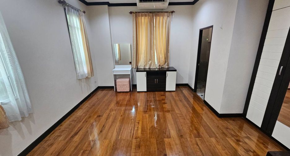 For rent 4 bedrooms house in Watthana, Bangkok