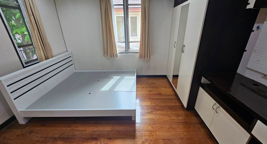 For rent 4 bedrooms house in Watthana, Bangkok