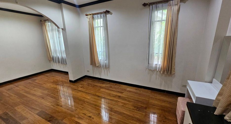 For rent 4 bedrooms house in Watthana, Bangkok
