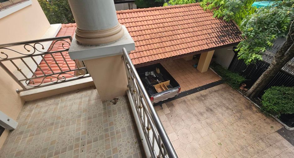 For rent 4 bedrooms house in Watthana, Bangkok
